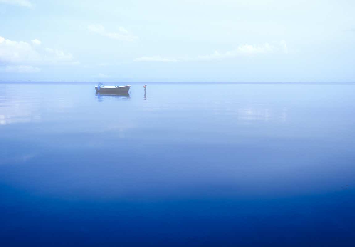 Foto einer Bucht mit Boot in farbe
