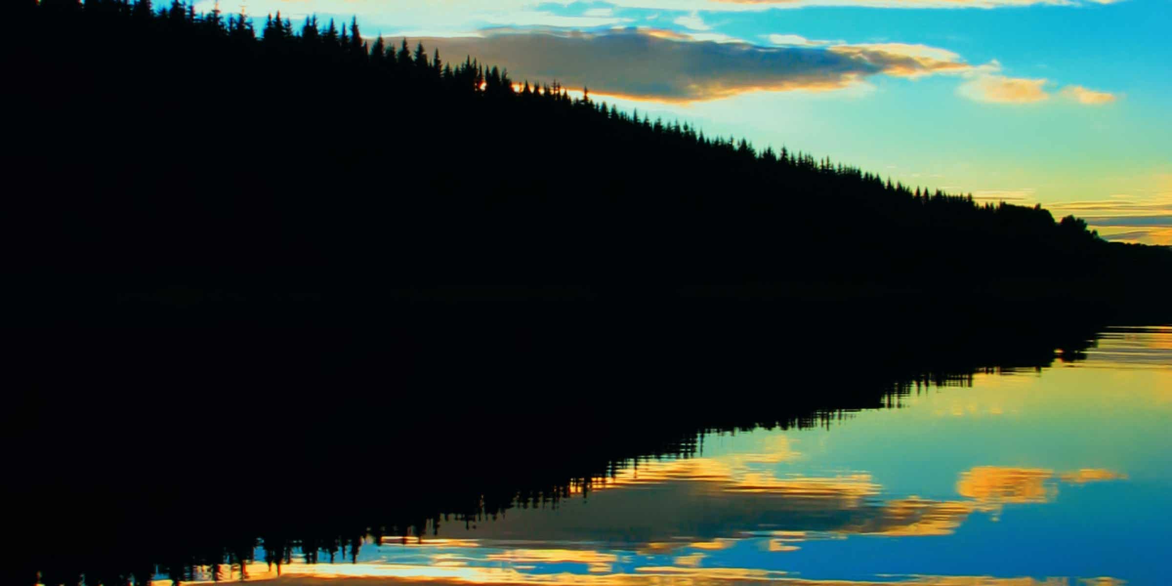 Foto eines schwedischen Sees mit Mitternachtssonne