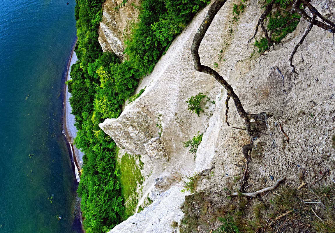 Foto von einhundert Meter hohen Kreidefelsen auf der Insel Rügen