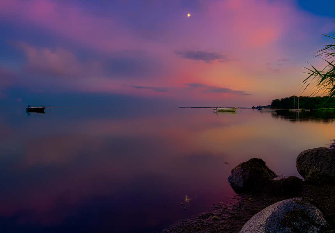 Foto einer Ostsee Meeresbucht in der blauen Stunde mit Vollmond