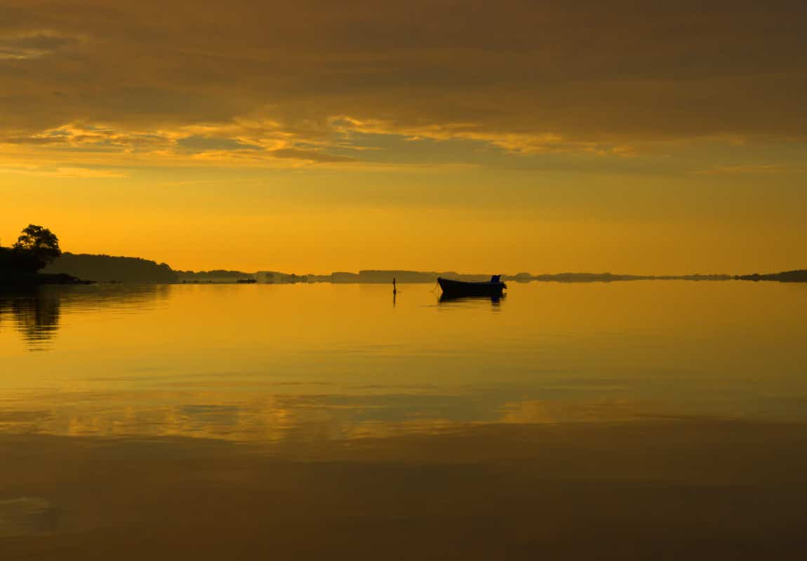 Foto eines vor anker liegenden Bootes in einem Ostseebodden bei Rügen