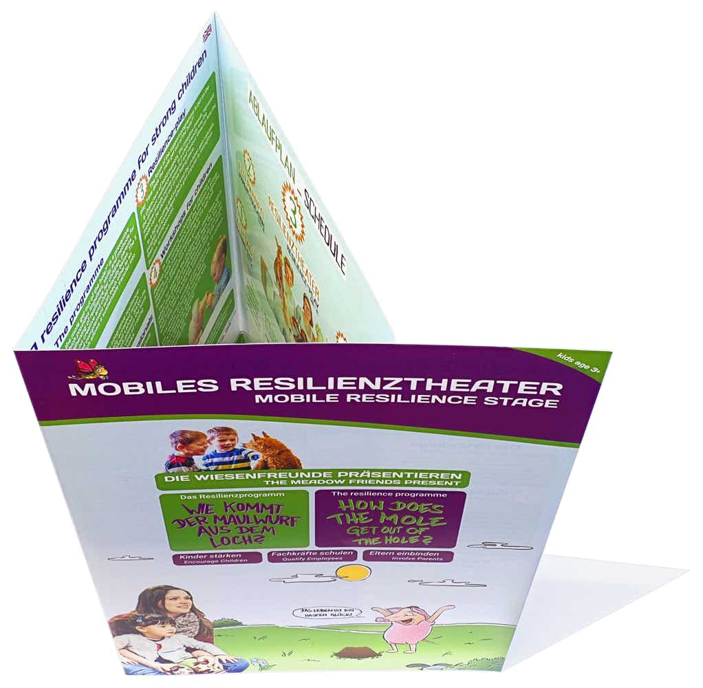 Foto 1 der gedruckten 6-seitigen DIN A4 Hochformat Info-Broschüre für Kita-Träger zum Resilienzprogramm und Resilienztheater "Wie kommt der Maulwurf aus dem Loch?" in deutscher und englischer Sprache von "Mehrsein - Coaching und Prävention Meerbusch"