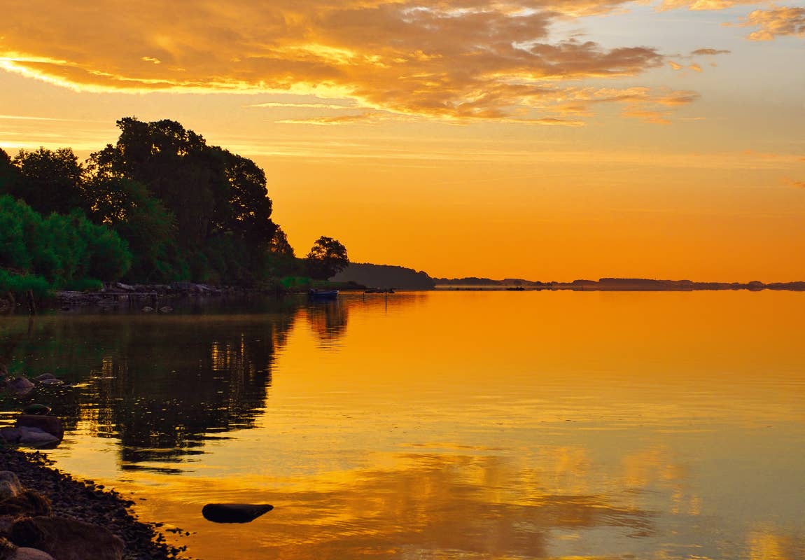 Foto eines Sonnenaufgangs an einem Bodden der Insel Rügen