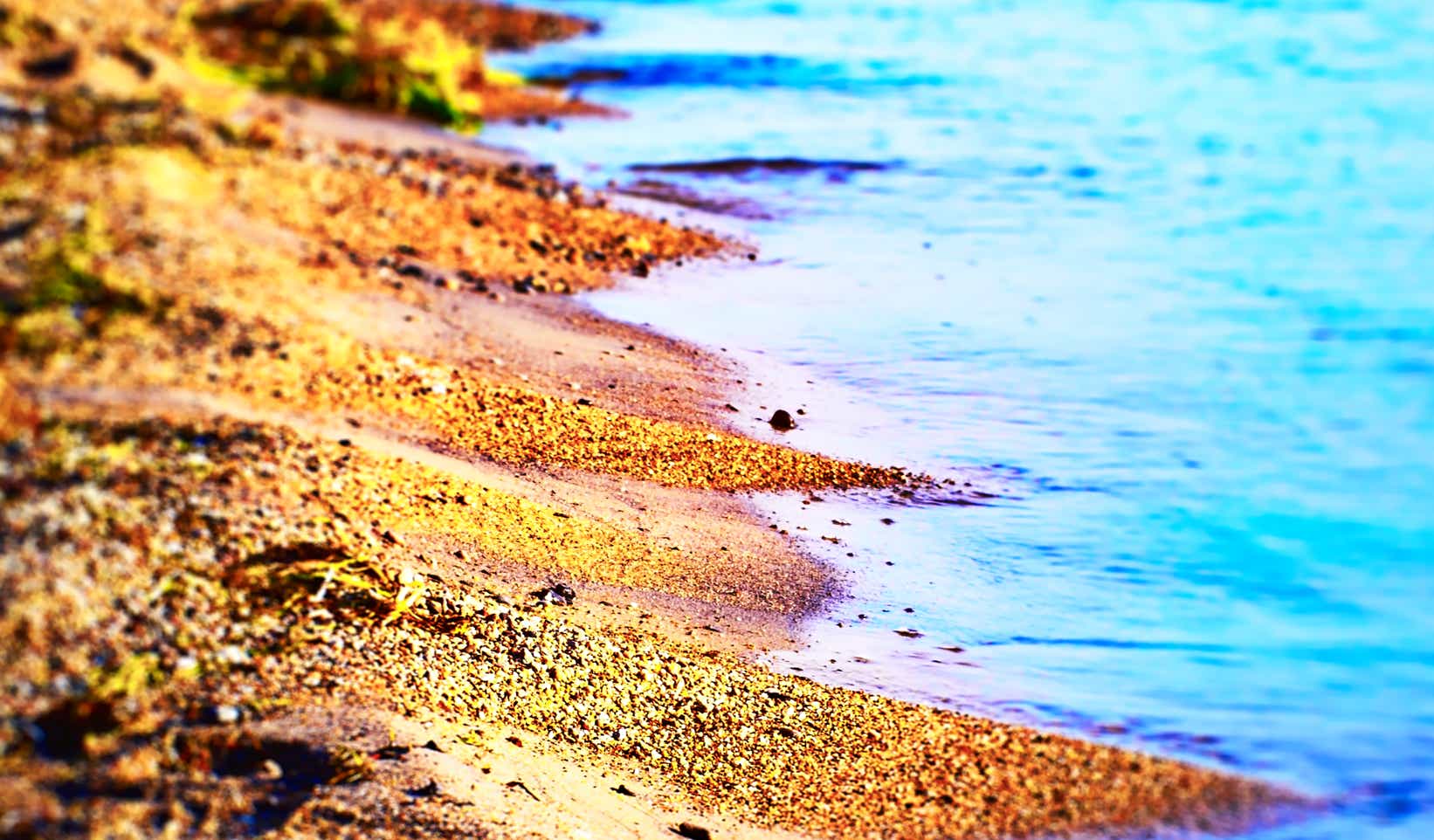 Teleaufnahme von Wasserkante am Strand